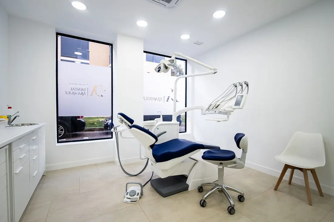 Uno de los gabinetes, con el sillón junto a la ventana